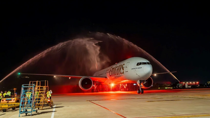 El vuelo inaugural de Emirates a Da Nang es recibido con una ceremonia de cañones de agua. (Fuente: Sun Group)