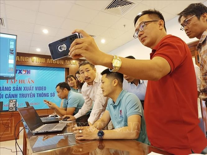 Reporteros de VNA hablan sobre cómo crear videos con celulares en el curso temático en Da Nang. (Foto: VNA)