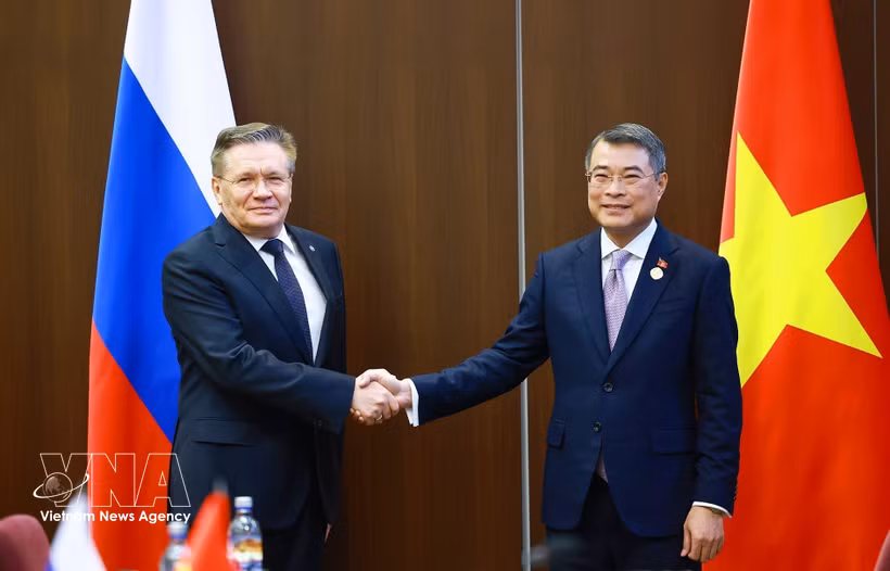 El primer ministro Le Minh Hung recibe a Alexey Likhachev, director general de la Corporación Estatal de Energía Atómica de Rusia (Rosatom). Foto: VNA
