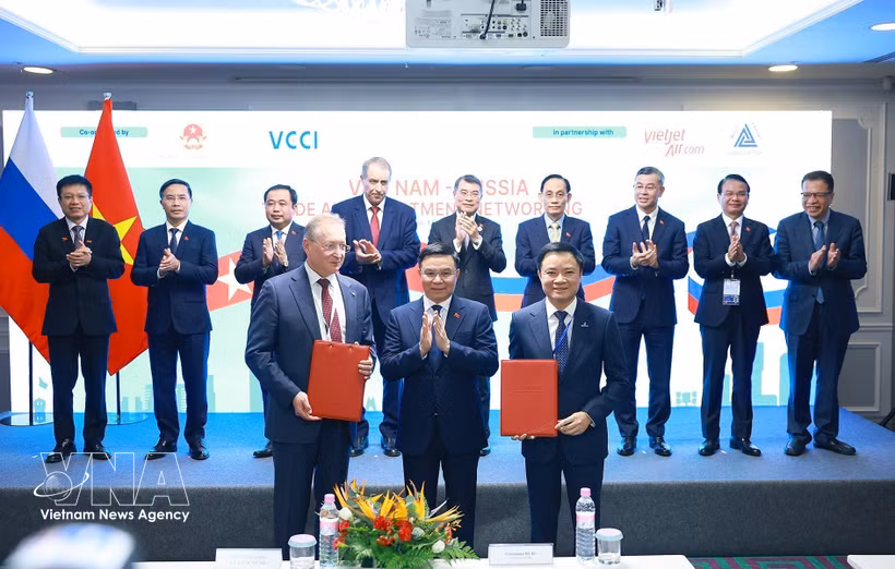 El primer ministro Le Minh Hung presencia la entrega del certificado de inversión para los bloques PSC 01/17 y 02/17 en la plataforma continental vietnamita entre PetroVietnam y el Grupo Zarubezhneft. Foto: VNA