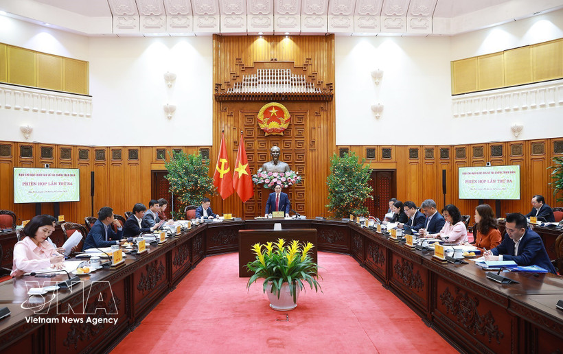 El primer ministro de Vietnam, Pham Minh Chinh, en su calidad de jefe del Comité Directivo Nacional para la Inclusión Financiera, preside la tercera reunión del organismo. (Foto: VNA)