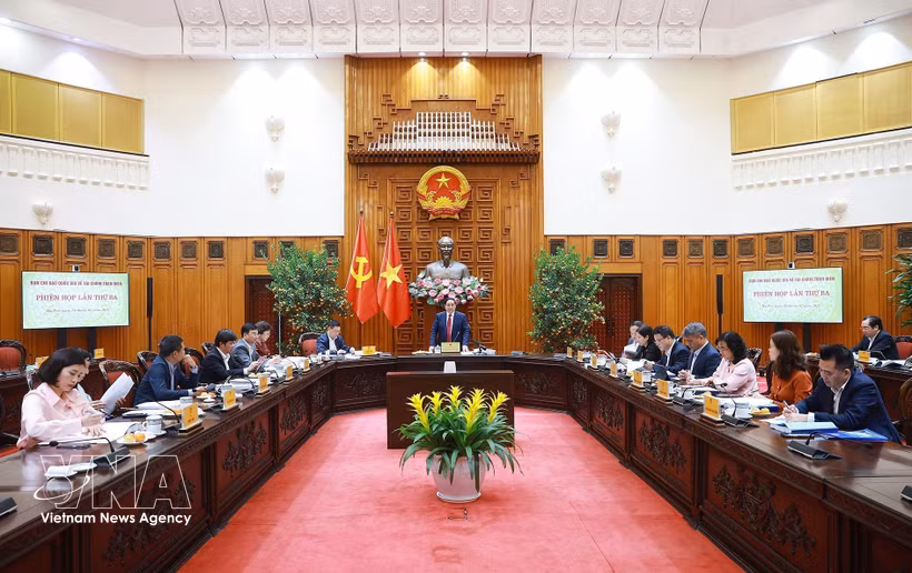 El primer ministro de Vietnam, Pham Minh Chinh, en su calidad de jefe del Comité Directivo Nacional para la Inclusión Financiera, preside la tercera reunión del organismo. (Foto: VNA)