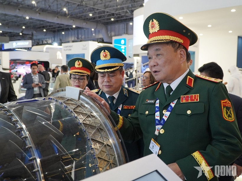 El coronel general Hoang Xuan Chien, viceministro de Defensa, participa en el Salón Aeronáutico de Dubái 2025 en los Emiratos Árabes Unidos (EAU). (Foto: Ejército Popular)