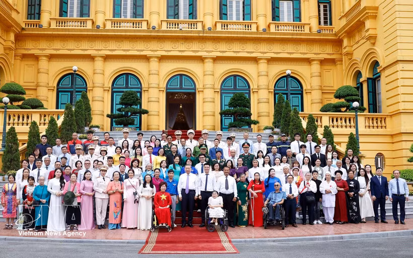 El secretario general del Partido Comunista y presidente de Vietnam, To Lam, y los delegados. (Foto: VNA)