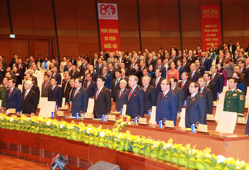 Los delegados realizan la ceremonia de izamiento de la bandera durante la conmemoración. (Foto: VNA)