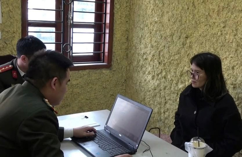 Hoang Thi Hong Thai en la comisaría. (Foto: Policía de Hanoi)