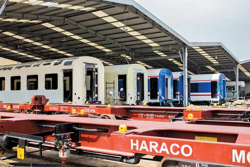 Muchas empresas nacionales participan en los campos como construcción de nuevos vagones, locomotoras, instalación de equipos y materiales ferroviarios. (Fuente: baodautu.vn)