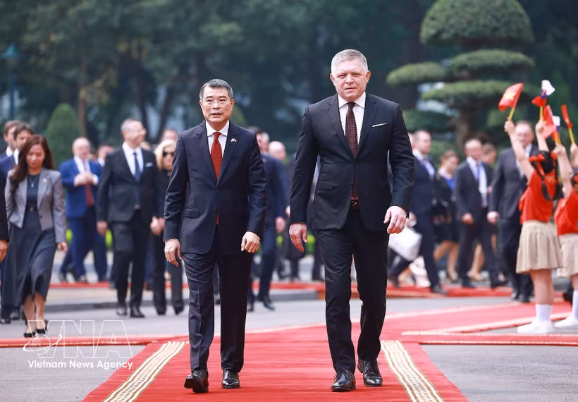 El primer ministro de Vietnam, Le Minh Hung, y su homólogo de Eslovaquia, Robert Fico. (Foto: VNA)