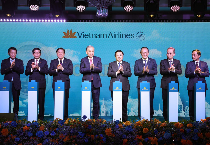 El secretario general del Partido Comunista de Vietnam, To Lam, y otros delegados ofician la ceremonia para anunciar la ruta aérea directa Hanói-Moscú de Vietnam Airlines. (Foto: VNA)