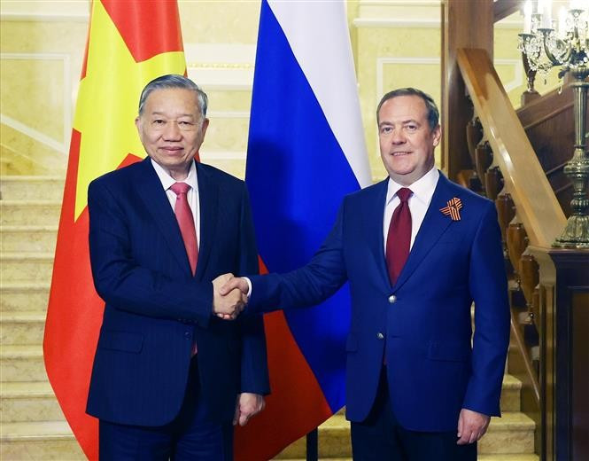El secretario general del Partido Comunista de Vietnam (PCV), To Lam, y Dmitry Medvédev, presidente del partido Rusia Unida y vicepresidente del Consejo de Seguridad de la Federación Rusa. (Fuente: VNA)