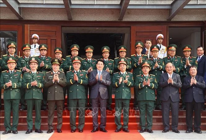 El presidente de Vietnam, Luong Cuong, con oficiales del Comando de Fuerzas Especiales. (Fuente: VNA)