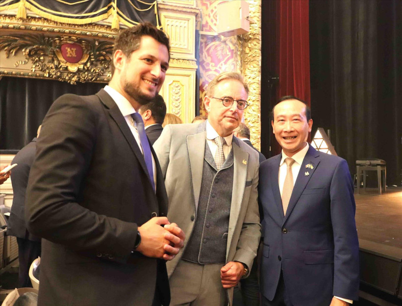 El ministro y presidente de Valonia, Adrien Dolimont; el primer ministro belga, Bart De Weve; y el embajador de Vietnam en Bélgica, Nguyen Van Thao. (Foto: VNA)