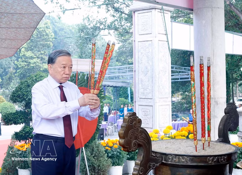 El secretario general del Partido Comunista y presidente de Vietnam, To Lam, deposita incienso en el Cementerio de Mártires de Tan Bien, en la provincia de Tay Ninh. (Foto: VNA)