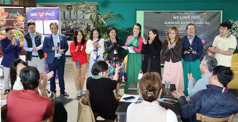 Miembros de la red "Amamos Pho" presentan un mapa de la gastronomía vietnamita en Europa. (Foto: VNA)