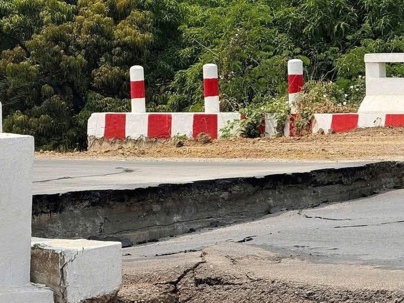 La carretera está dañada por el terremoto en Myanmar. (Foto VietnamPlus)