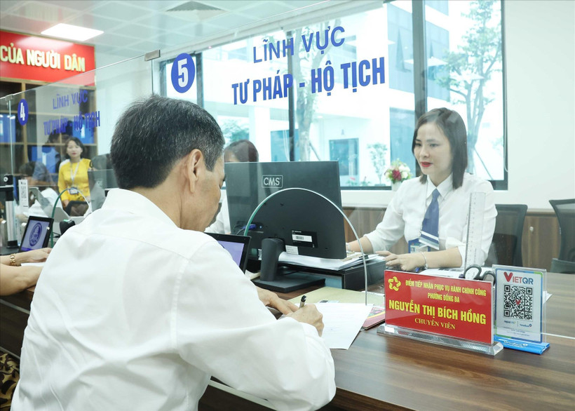 El Centro de Servicios Administrativos Públicos en el barrio de Dong Da, ciudad de Hanoi, atiende a las personas. (Fuente: VNA)
