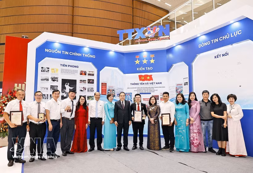El presidente de la Asamblea Nacional, Tran Thanh Man, junto a directivos de la Agencia de Noticias de Vietnam (VNA) y los ganadores de los XX Premios Nacionales de Periodismo 2025. Foto: VNA