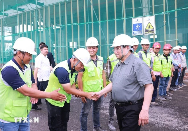 El primer ministro de Vietnam, Pham Minh Chinh, inspecciona el progreso de construcción del Centro Nacional de Exposiciones y Ferias en el distrito de Dong Anh. (Foto: VNA)
