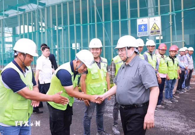 El primer ministro de Vietnam, Pham Minh Chinh, inspecciona el progreso de construcción del Centro Nacional de Exposiciones y Ferias en el distrito de Dong Anh. (Foto: VNA)