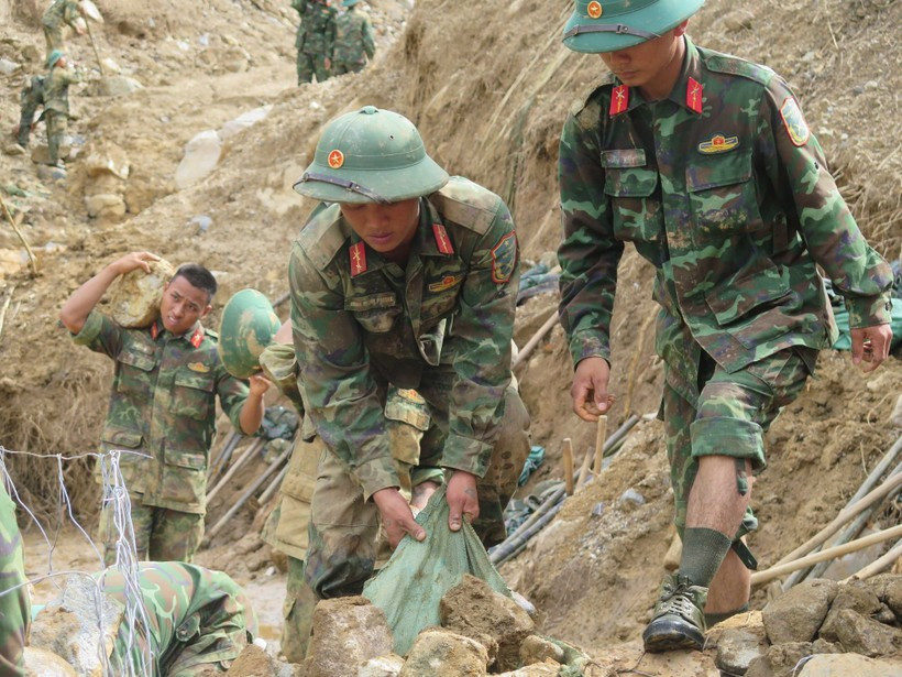 Oficiales y soldados realizan trabajos para abrir caminos a aldeas aisladas por las inundaciones en la comuna de Ngoc Linh. (Foto: VNA)