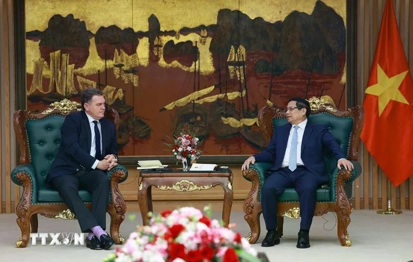 El primer ministro de Vietnam, Pham Minh Chinh, y ministro de Transporte francés, Philippe Tabarot. (Fuente: VNA)