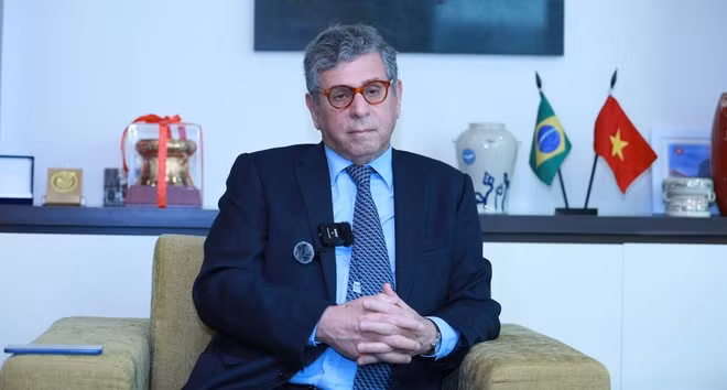 El embajador brasileño en Vietnam, Marco Farani, dialoga con la prensa en vísperas de la visita de Estado del presidente Luiz Inácio Lula da Silva. (Fuente: Vietnam+)