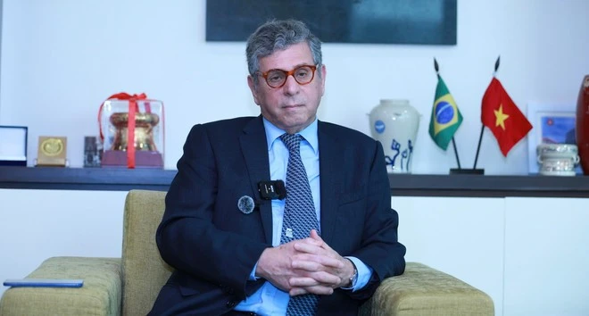 El embajador brasileño en Vietnam, Marco Farani, dialoga con la prensa en vísperas de la visita de Estado del presidente Luiz Inácio Lula da Silva. (Fuente: Vietnam+)