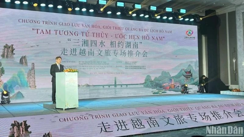 El vicepresidente del Comité Popular de Hunan, Jiang Difei, habla en el programa. (Fuente: VNA)