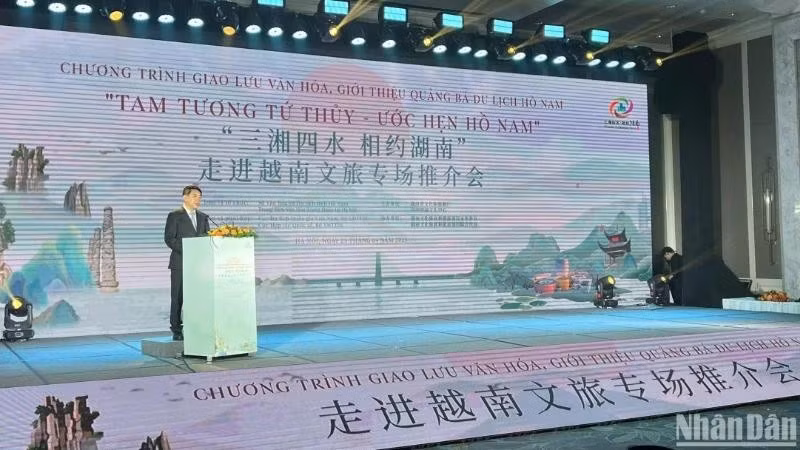 El vicepresidente del Comité Popular de Hunan, Jiang Difei, habla en el programa. (Fuente: VNA)