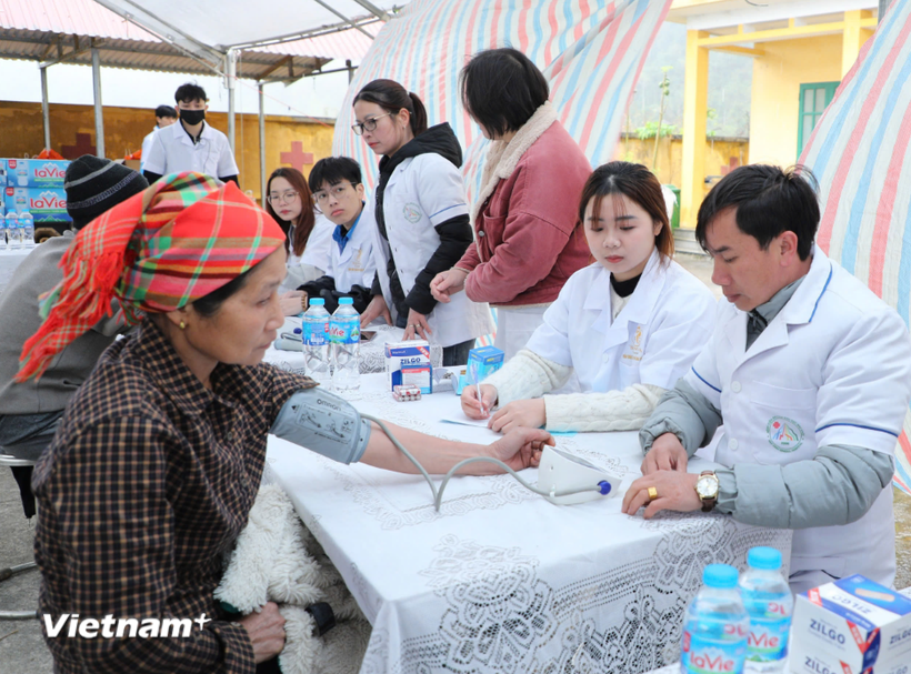 Se han ampliado los servicios sociales básicos, como la atención médica, la educación, el agua potable y la información, para satisfacer las necesidades de la población rural, especialmente de las minorías étnicas. (Foto: Vietnam+)
