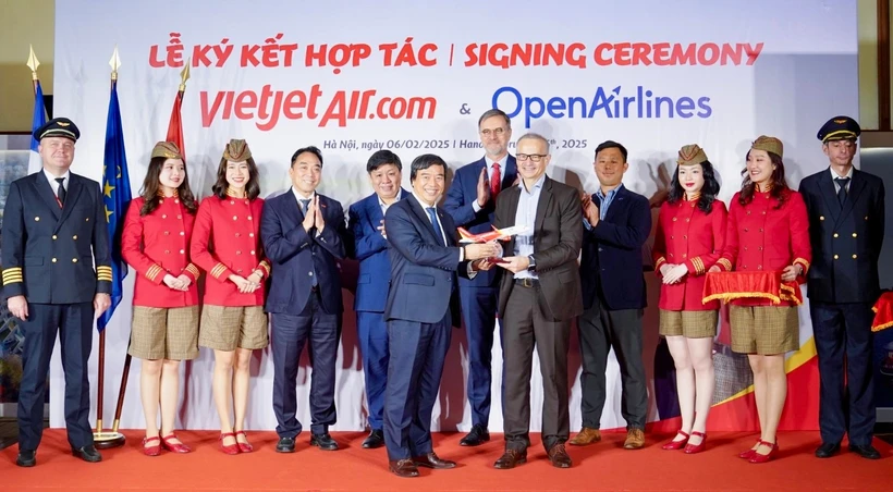 La aerolínea Vietjet y OpenAirlines firman un acuerdo de asociación estratégica. 