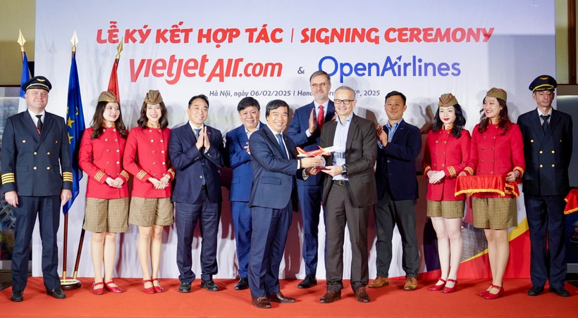 La aerolínea Vietjet y OpenAirlines firman un acuerdo de asociación estratégica. 