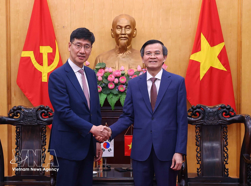 El profesor asociado y doctor Doan Minh Huan, miembro del Buró Político del Partido Comunista de Vietnam y director de la Academia Nacional de Política Ho Chi Minh, y Na Ki Hong, director general de Samsung Vietnam. (Foto: VNA) 