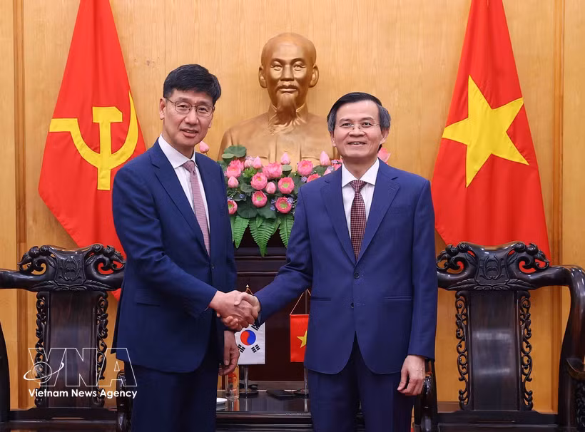 El profesor asociado y doctor Doan Minh Huan, miembro del Buró Político del Partido Comunista de Vietnam y director de la Academia Nacional de Política Ho Chi Minh, y Na Ki Hong, director general de Samsung Vietnam. (Foto: VNA) 