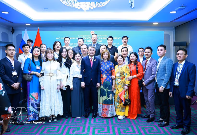 El primer ministro de Vietnam, Le Minh Hung, y la comunidad vietnamita en Rusia. (Foto: VNA)