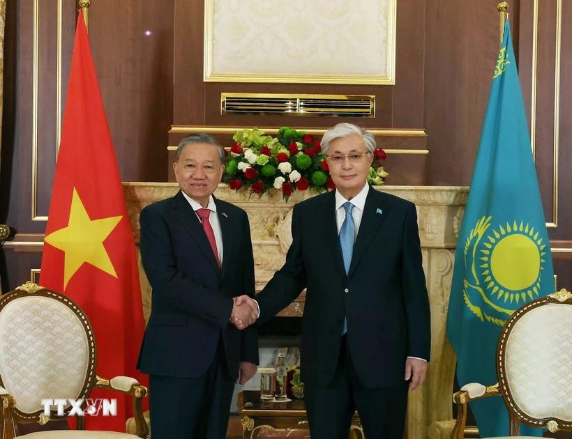 El presidente de Kazajistán, Kassym-Jomart Tokayev, y el secretario general del Partido Comunista de Vietnam, To Lam. (Fuente: VNA)