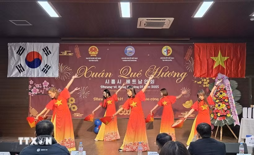 Festival de primavera en saludo al Año Nuevo 2025 en la ciudad de Siheung, Corea del Sur. (Fuente: VNA)