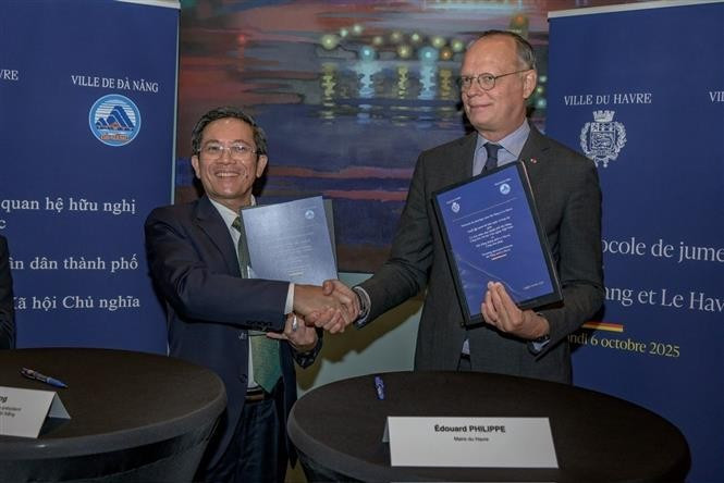 El vicepresidente del Comité Popular de Da Nang (Vietnam), Tran Nam Hung, y el alcalde de Le Havre (Francia), Édouard Philippe. (Foto: VNA)