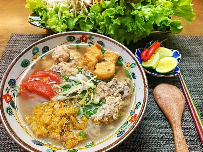 La sopa de fideos con cangrejo, conocida localmente como bun rieu, es un plato favorito de los vietnamitas. (Fuente: Vietnam+)