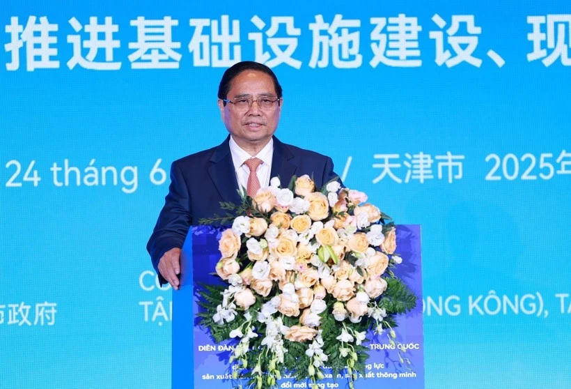 El primer ministro vietnamita, Pham Minh Chinh, habla en el Foro de conexión empresarial Vietnam - China. (Fuente: VNA)