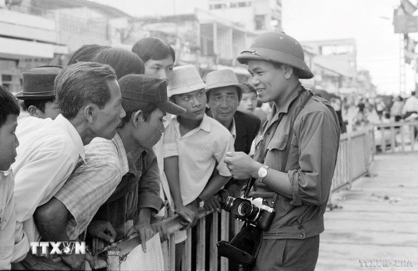 El reportero Hua Kiem, de la Agencia Vietnamita de Noticias, se reunió con la población de Saigón para compartir noticias y fotos sobre la victoria de la histórica Campaña de Ho Chi Minh de 1975, que liberó por completo el Sur y reunificó el país. (Foto: VNA)