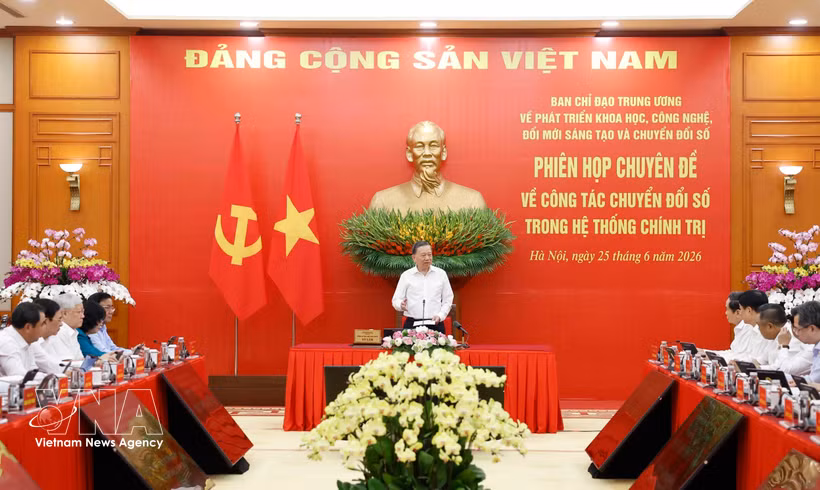 El secretario general del Partido Comunista y presidente de Vietnam, To Lam, presidió la sesión temática sobre transformación digital en el sistema político, el 25 de junio de 2026. Foto: VNA