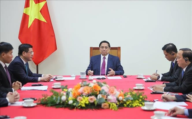 El primer ministro de Vietnam, Pham Minh Chinh, mantiene conversaciones telefónicas con su homólogo de Camboya, Hun Manet. (Fuente: VNA)