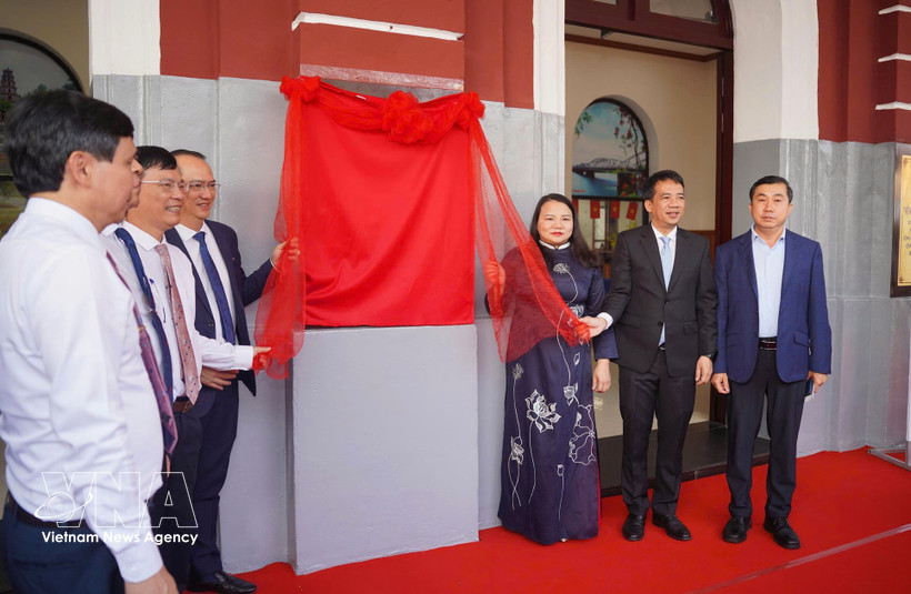 Delegados realizan la ceremonia para declarar la estación de tren de Hue como destino turístico. (Foto: VNA)
