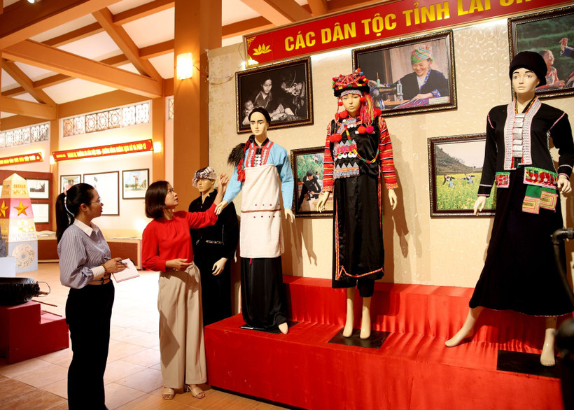 Guía turístico del Museo Provincial presenta temas del espacio cultural en la sala de exposiciones. (Foto: baolaichau.vn)