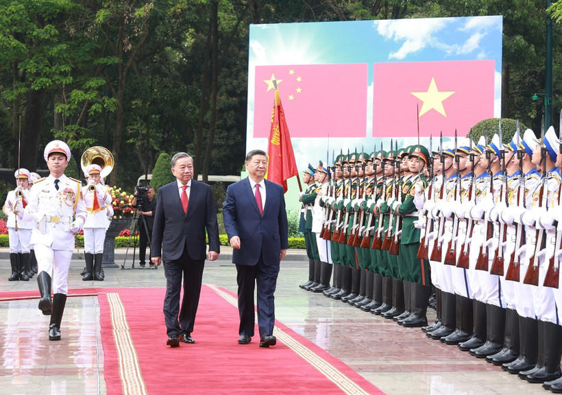 El secretario general del Partido Comunista de Vietnam (PCV), To Lam, y el secretario general del Partido Comunista y presidente de China, Xi Jinping, pasaron revista a la guardia de honor. (Fuente: VNA)