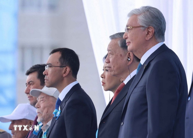 El secretario general del Partido Comunista de Vietnam, To Lam, y el presidente de Kazajistán, Kassym-Jomart Tokayev, asisten al desfile militar. (Fuente: VNA)