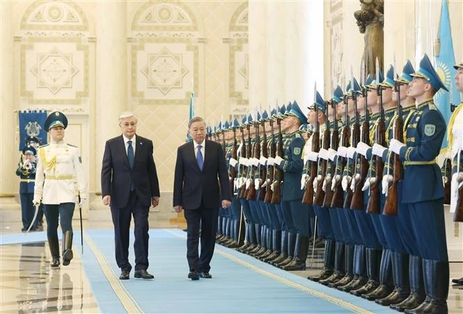 El presidente de Kazajistán, Kassym-Jomart Tokayev, y el ecretario general del Partido Comunista de Vietnam, To Lam, pasaron revista a la guardia de honor. (Fuente: VNA)