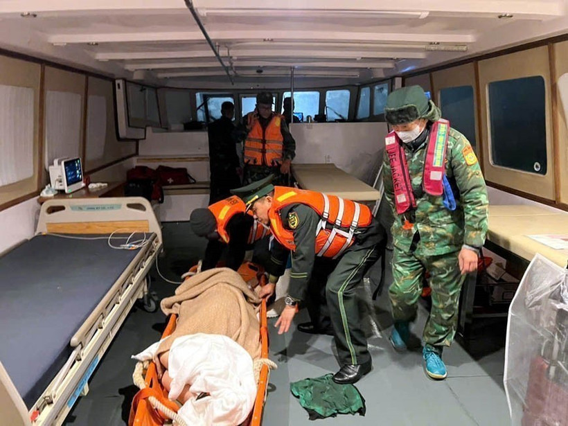 Las guardias fronterizas de Quang Ninh ayudan a Kosuge Kimiko (nacida en 1949, de nacionalidad japonesa), quien sufre un derrame cerebral, a llegar sana y salva a tierra para recibir tratamiento de emergencia. (Foto: VNA)