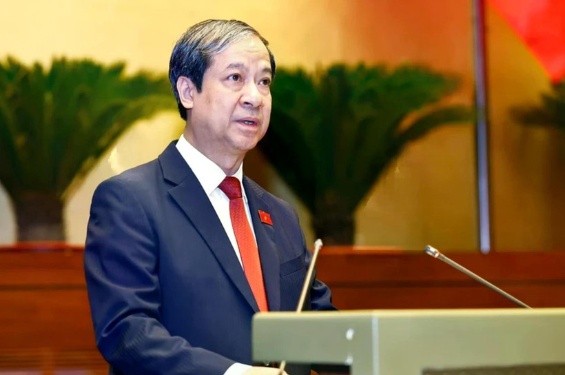 El Ministro de Educación y Formación de Vietnam, Nguyen Kim Son, presenta un informe sobre el proyecto de ley de docentes (Foto: VNA)